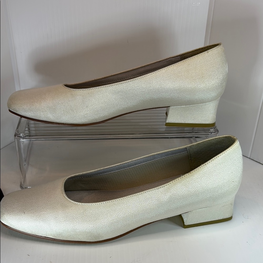 Dyeables size 9 Elegant Cream Women's Shoes1”‎ heel 50